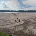 Cafeicultor mostra grande pedaço de granizo acumulado após temporal no interior de Rondônia